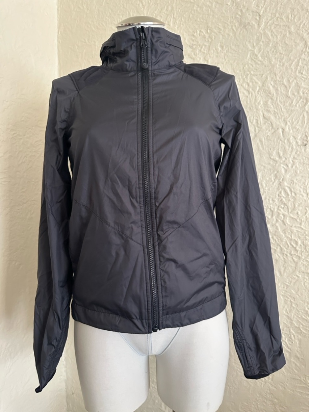 ivivva by lululemon Black Pleated Windbreaker Jacket Collapsible Hood Girls 14